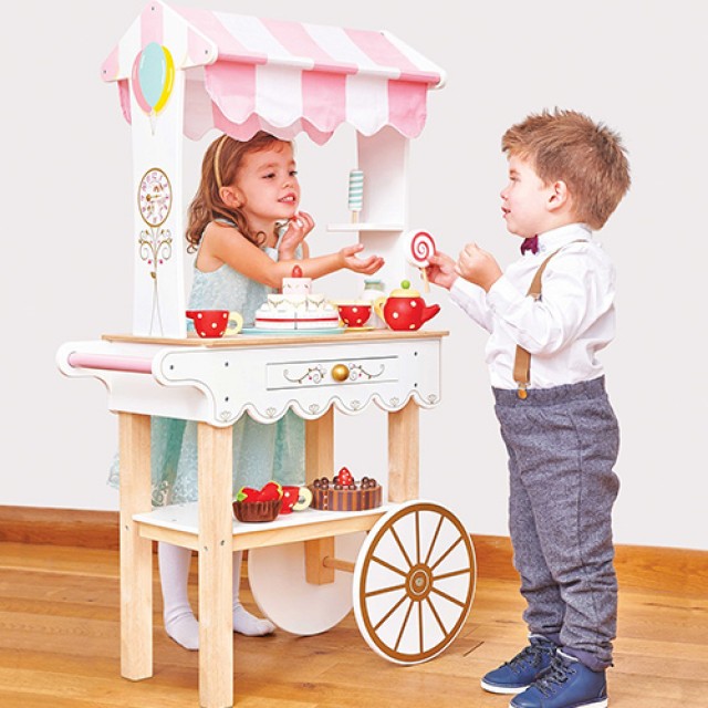 Kolica Sa Čajem I Poslasticama