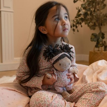 Plišana igračka - beba lutka Evi u putnoj korpici