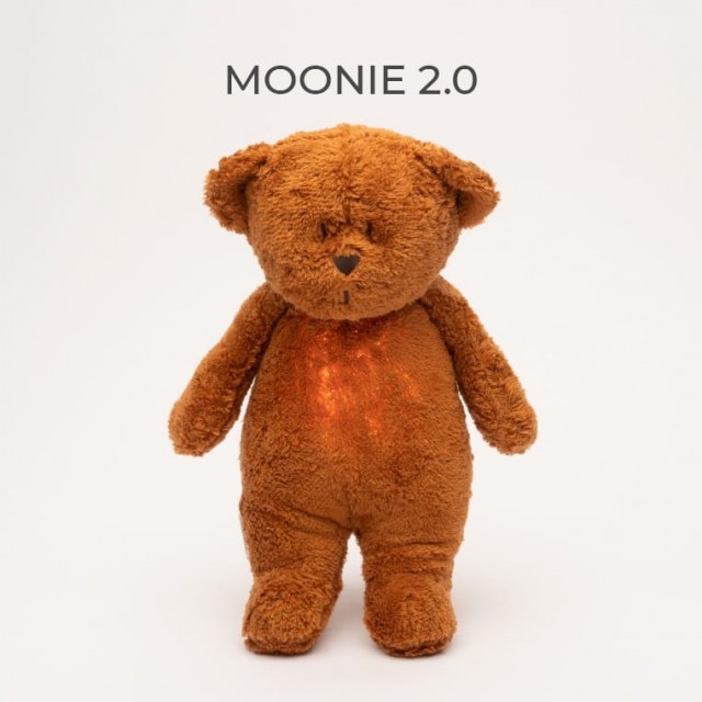 Moonie 2.0 Organic - Zeka Caramel Sa Lampicom I Umirujućim Zvucima Moonie 2.0 Organic - Zeka Caramel Sa Lampicom I Umirujućim Zvucima