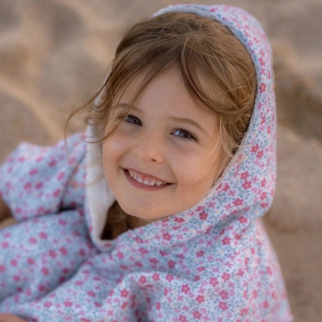 Pončo za plažu - Sunny Flowers, nežno roze boje