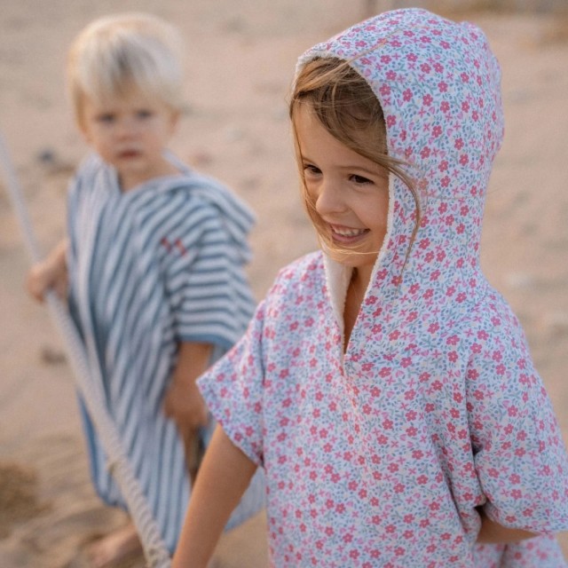Pončo za plažu - Sunny Flowers, nežno roze boje